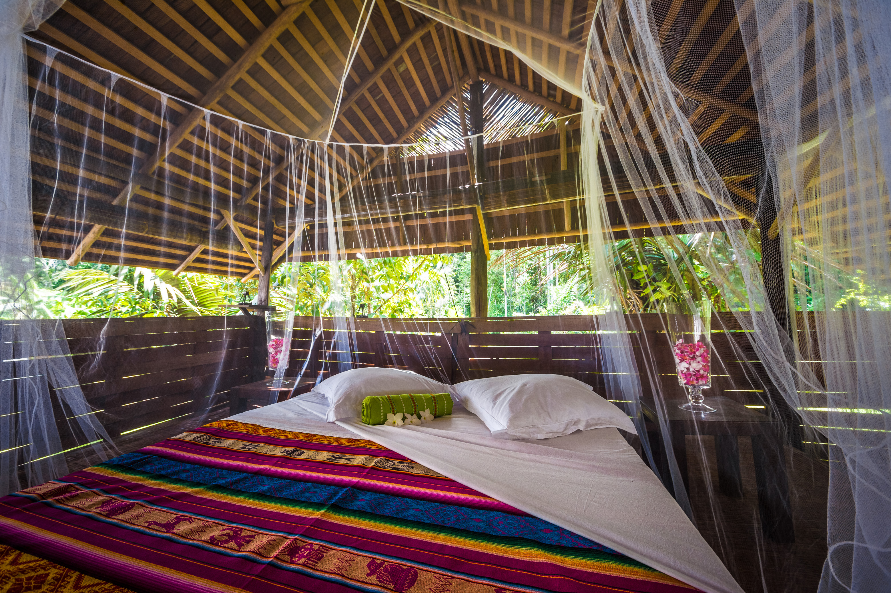 France, Guyane, Kourou, Carbet de repos en lit double moustiquaire du Wapa Lodge // France, French Guiana, Kourou, resting hut with kingsize bed and mosquito net, Wapa Lodge