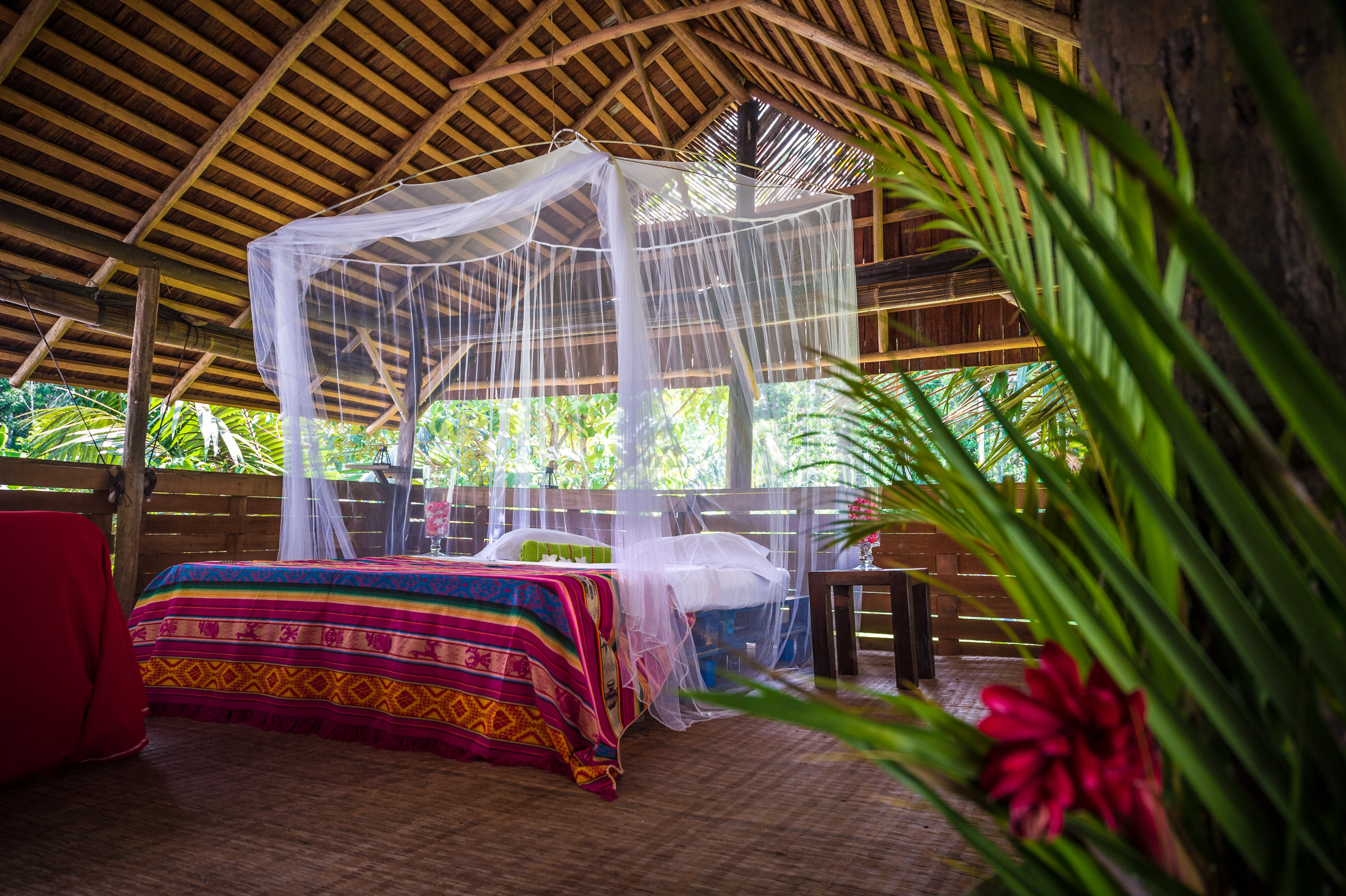 France, Guyane, Kourou, Carbet de repos en lit double moustiquaire du Wapa Lodge // France, French Guiana, Kourou, resting hut with kingsize bed and mosquito net, Wapa Lodge