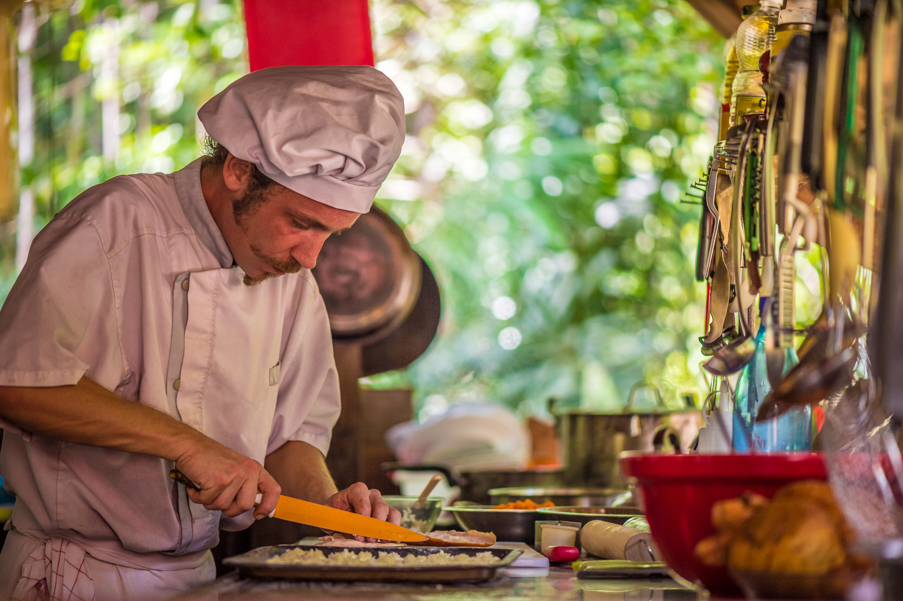 France, Guyane, Kourou, Chef cuisinier préparant un déjeuner gastronomique au Wapa Lodge, sans eau courante ni électricité // France, French Guiana, Kourou, Chef preparing a gourmet lunch at the Wapa Lodge without running water or electricity