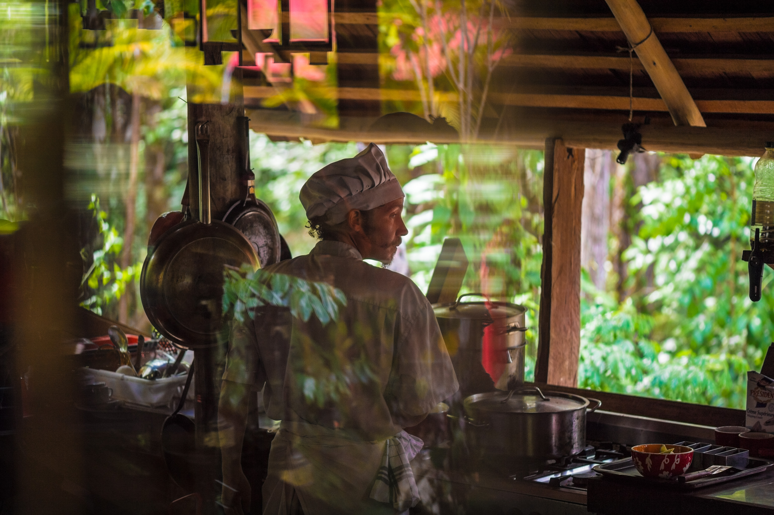 France, Guyane, Kourou, Chef cuisinier préparant un déjeuner gastronomique au Wapa Lodge, sans eau courante ni électricité // France, French Guiana, Kourou, Chef preparing a gourmet lunch at the Wapa Lodge without running water or electricity