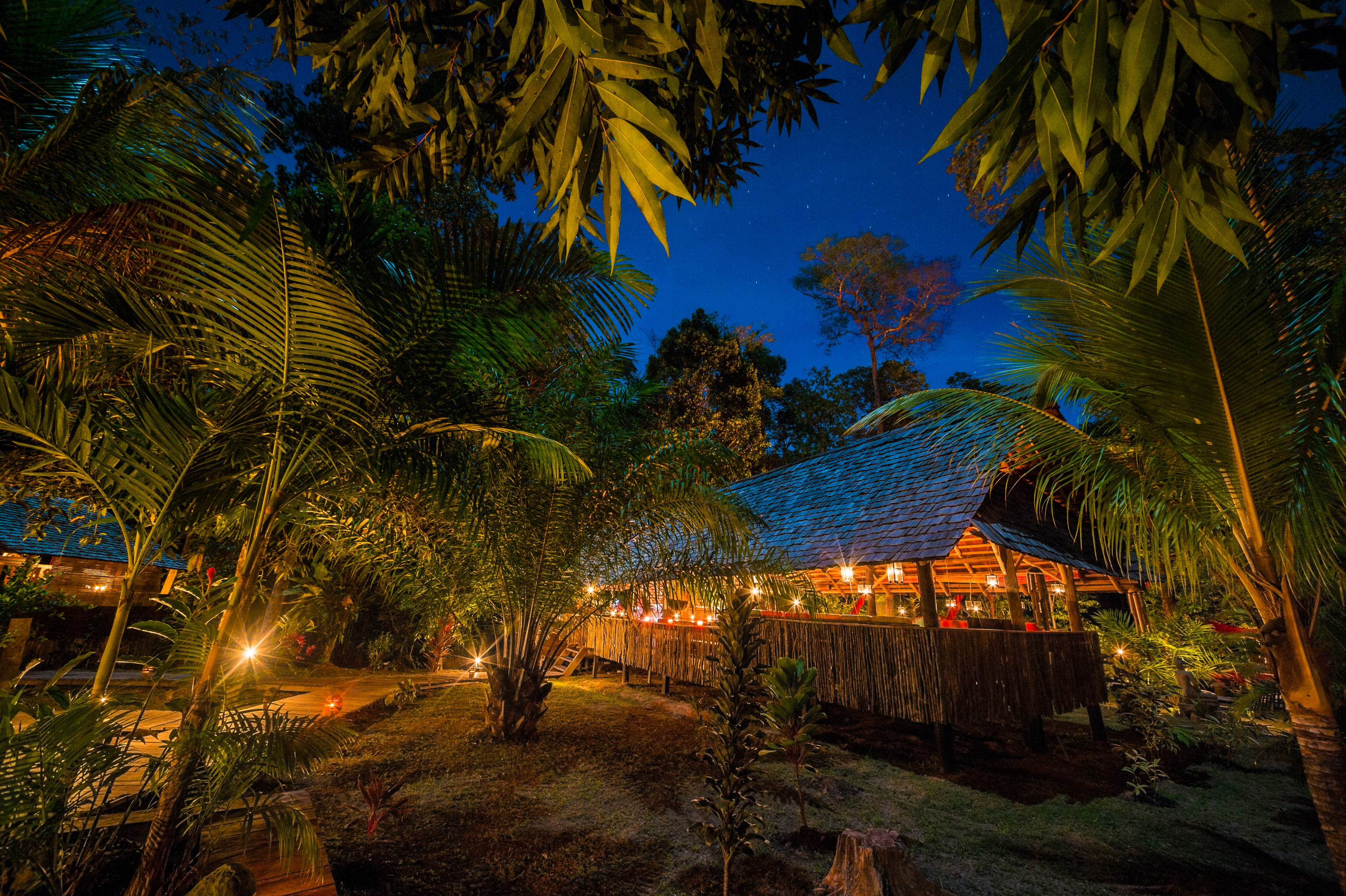 France, Guyane, Kourou, Carbet principal de relaxation et restauration du Wapa Lodge, vue de nuit // France, French Guiana, Kourou, Main hut of relaxation and restoration, Wapa Lodge by night