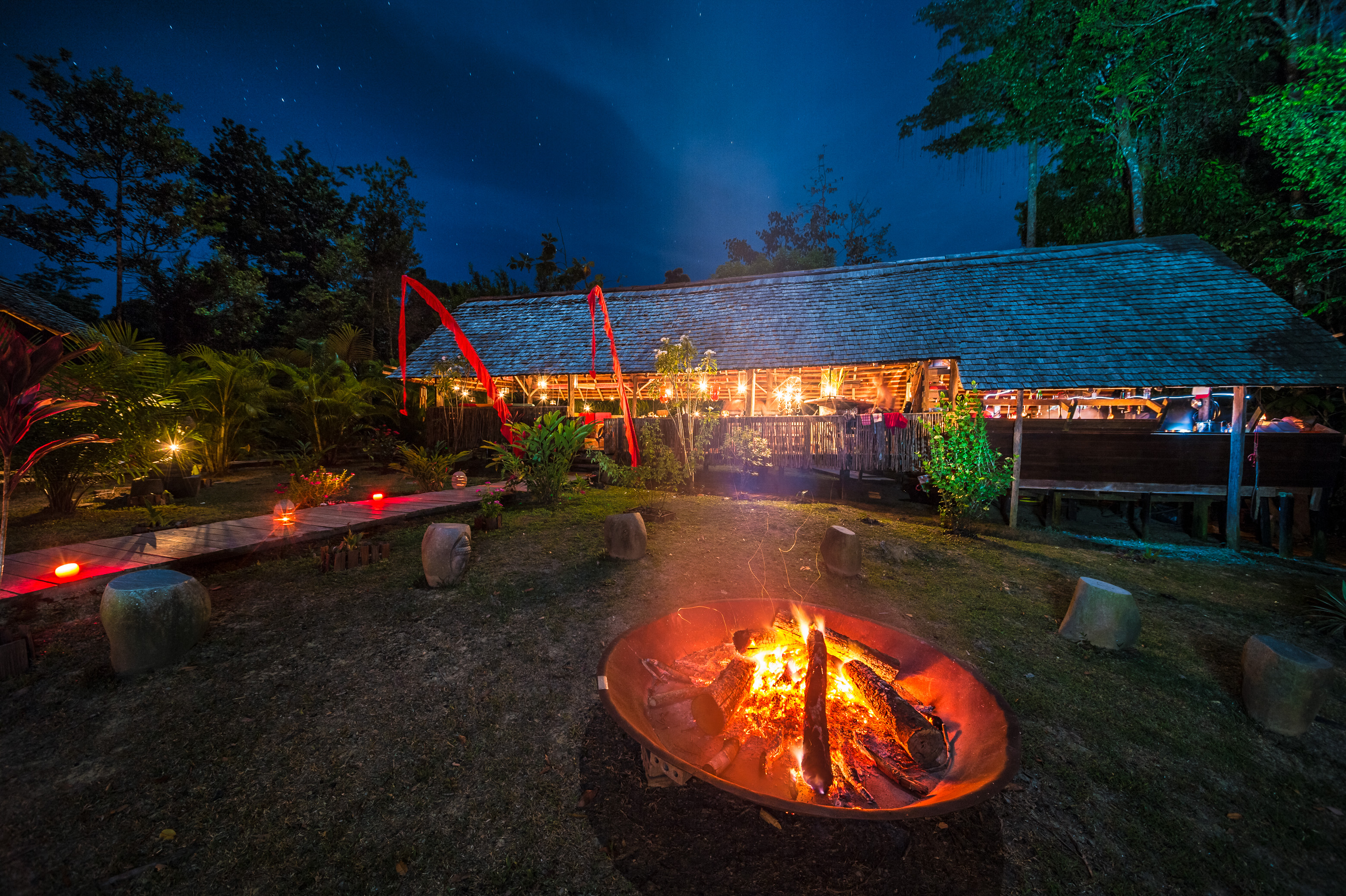 France, Guyane, Kourou, Carbet principal de relaxation et restauration du Wapa Lodge, vu de nuit // France, French Guiana, Kourou, Main hut of relaxation and restoration, Wapa Lodge by night
