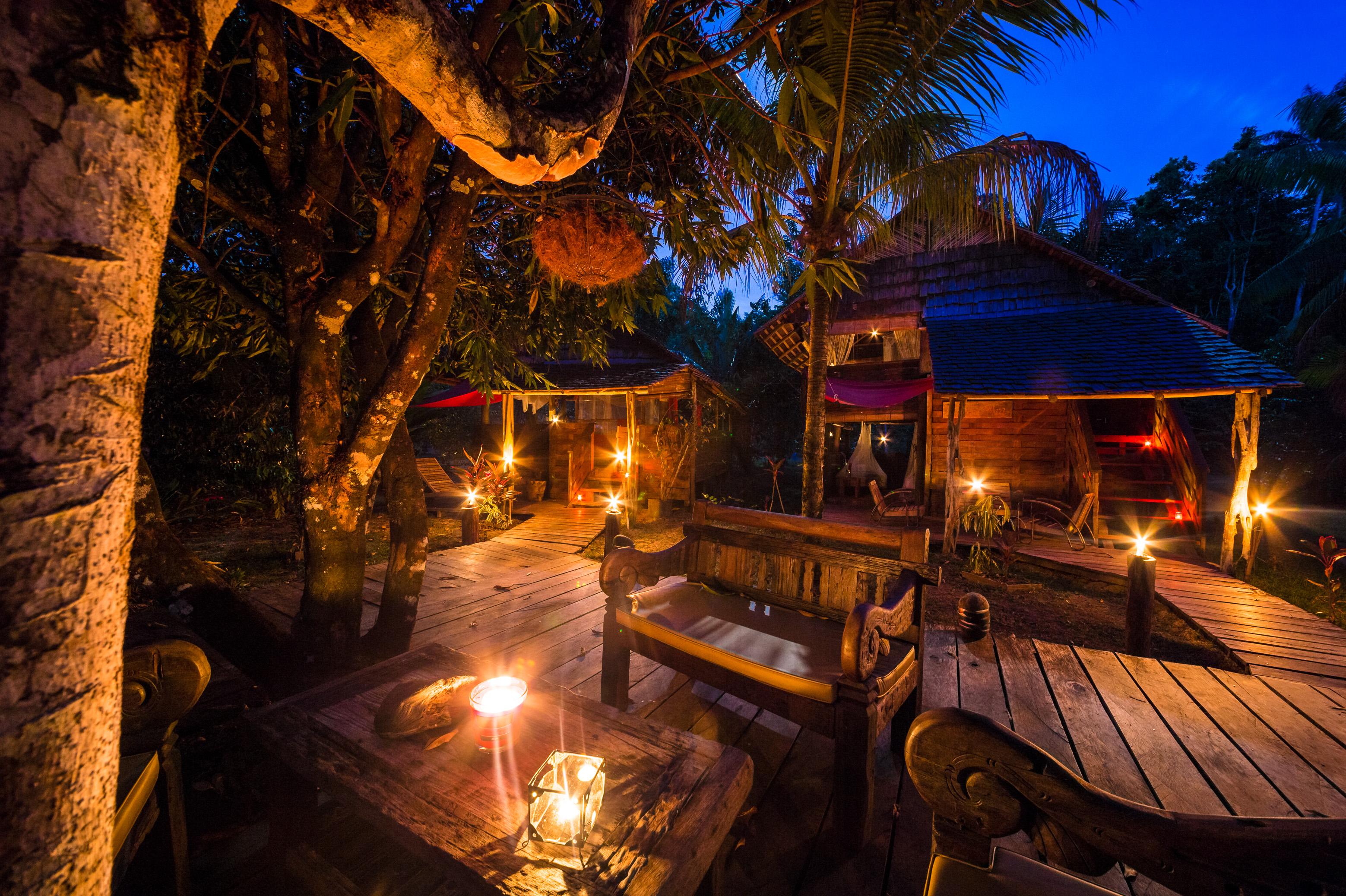 France, Guyane, Kourou, Carbets de repos et leurs terrasses au Wapa Lodge, vus de nuit // France, French Guiana, Kourou, resting huts and terraces, Wapa Lodge by night