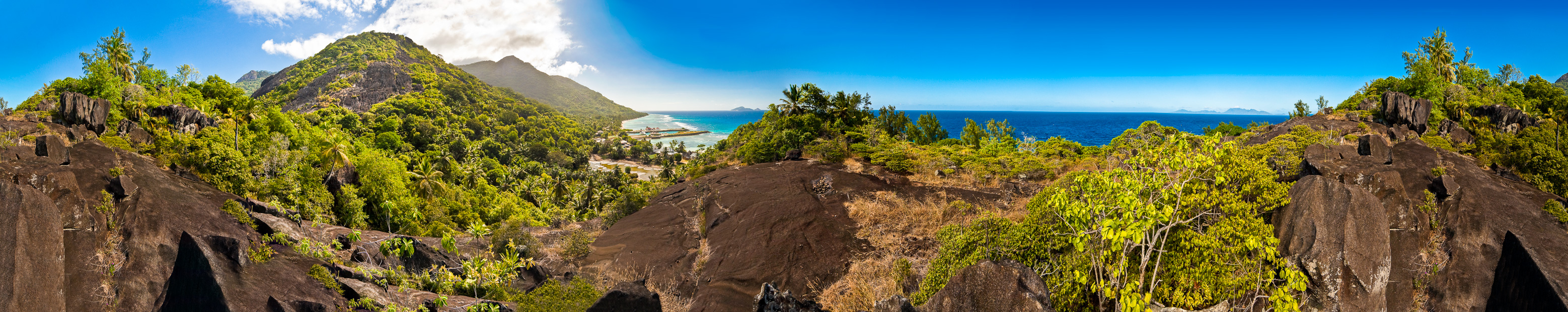 Seychelles, océan Indien, île de Silhouette, Hilton Seychelles Labriz Resort & Spa, vue panoramique depuis un promontoire granitique // Seychelles, Indian Ocean, Silhouette Island, Hilton Seychelles Labriz Resort & Spa, panoramic view from a granite promontory
