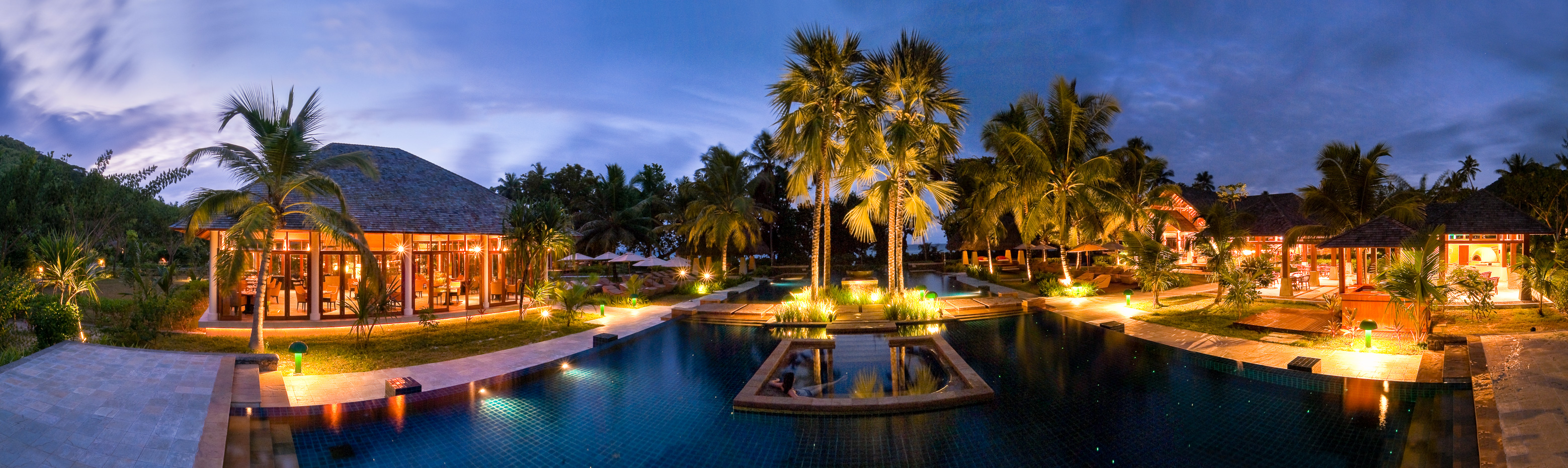 Seychelles, océan Indien, île de Silhouette, Hilton Seychelles Labriz Resort & Spa, vue panoramique nocturne sur la piscine illuminée symbolisant un ciel étoilé, PR non // Seychelles, Indian Ocean, Silhouette Island, Hilton Seychelles Labriz Resort & Spa, night panoramic view of the illuminated pool symbolizing a starry sky, PR no