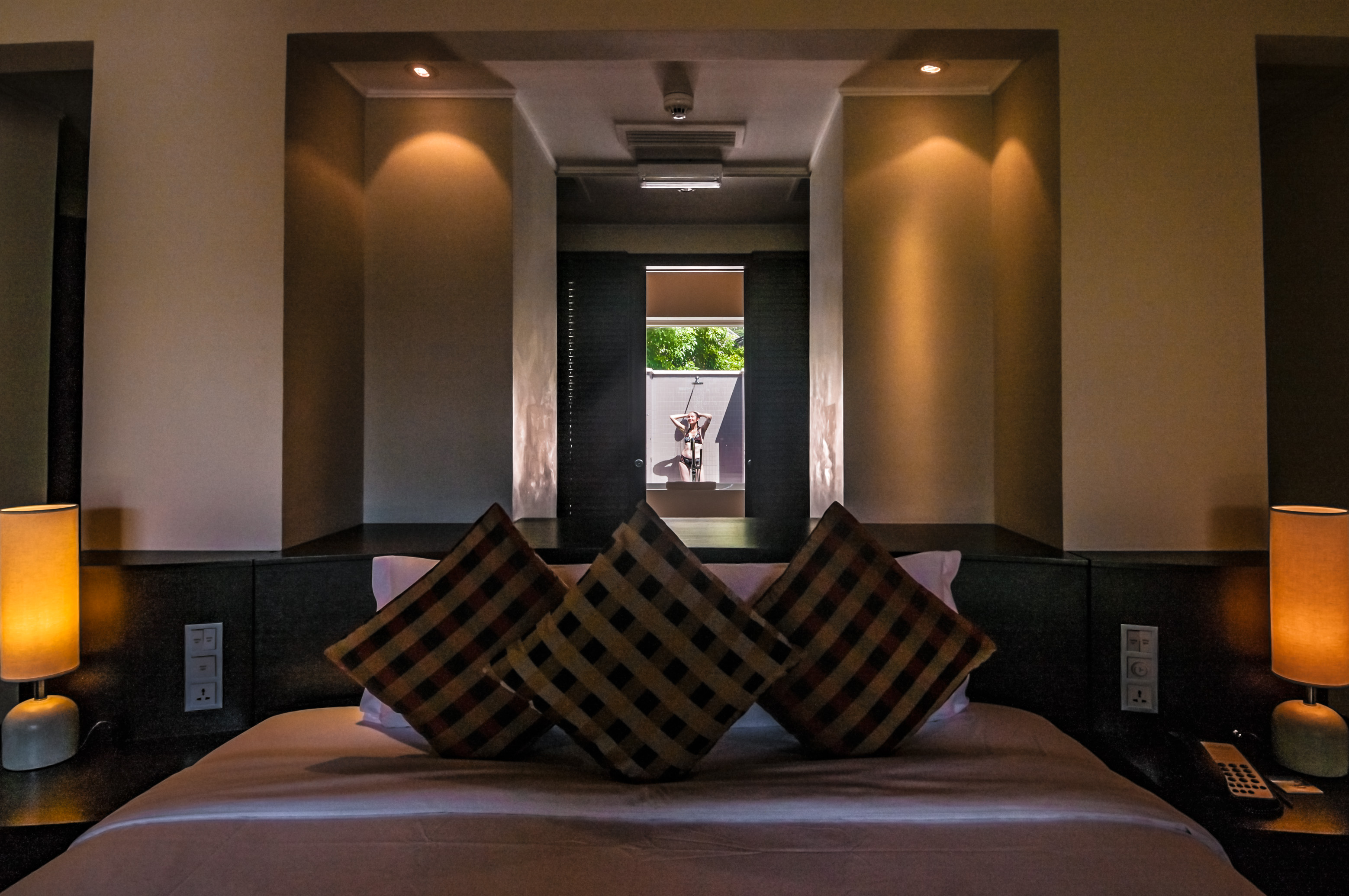 Seychelles, océan Indien, île de Silhouette, Hilton Seychelles Labriz Resort & Spa, vue sur la douche extérieure privative depuis la chambre d'une des 63 King Beachfront Villas donnant sur la plage, MR oui PR non // Seychelles, Indian Ocean, Silhouette Island, Hilton Seychelles Labriz Resort & Spa, view of the private outdoor shower from the bedroom of one of 63 King Beachfront Villas overlooking the beach, MR yes PR no