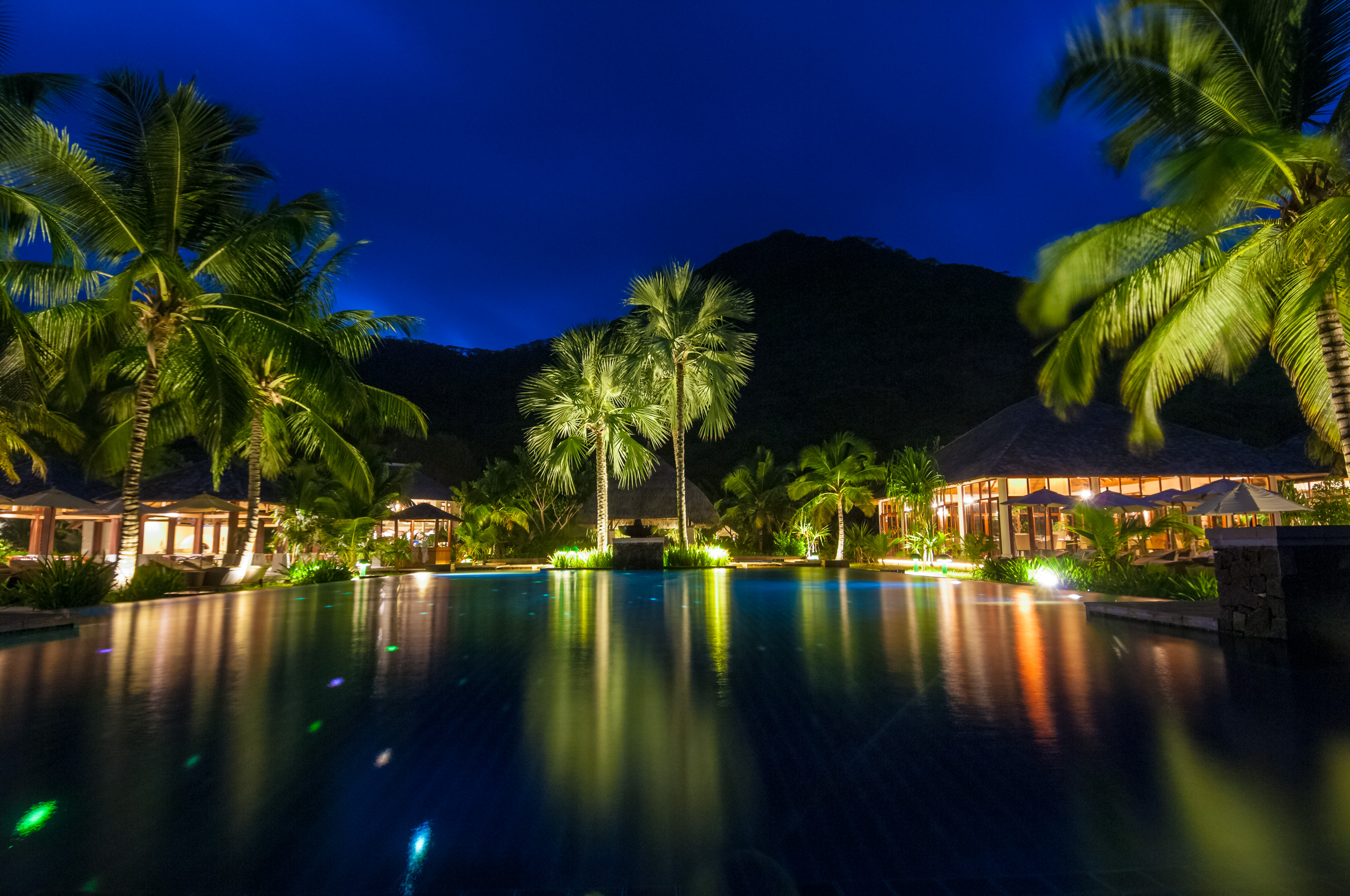 Seychelles, océan Indien, île de Silhouette, Hilton Seychelles Labriz Resort & Spa, vue nocturne sur la piscine illuminée symbolisant un ciel étoilé, le Mont Dauban en arrière-plan, PR non // Seychelles, Indian Ocean, Silhouette Island, Hilton Seychelles Labriz Resort & Spa, night view of the illuminated pool symbolizing a starry sky, Mont Dauban in the background, PR no