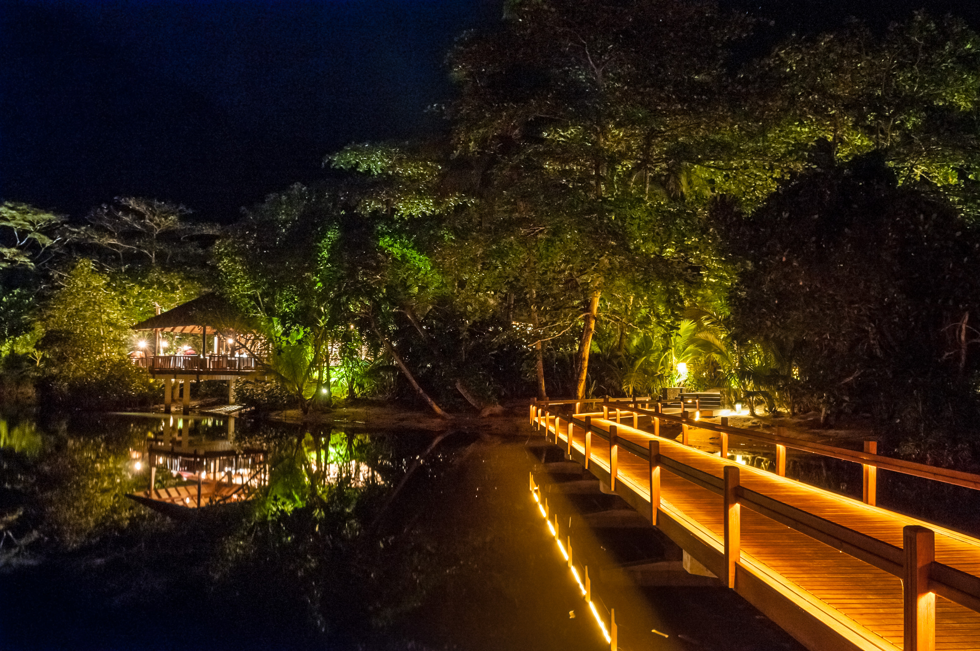 Seychelles, océan Indien, île de Silhouette, Hilton Seychelles Labriz Resort & Spa, restaurant Teppanyaki de nuit se reflétant dans le lac, PR non // Seychelles, Indian Ocean, Silhouette Island, Hilton Seychelles Labriz Resort & Spa, Teppanyaki restaurant by night reflecting in the lake, PR no