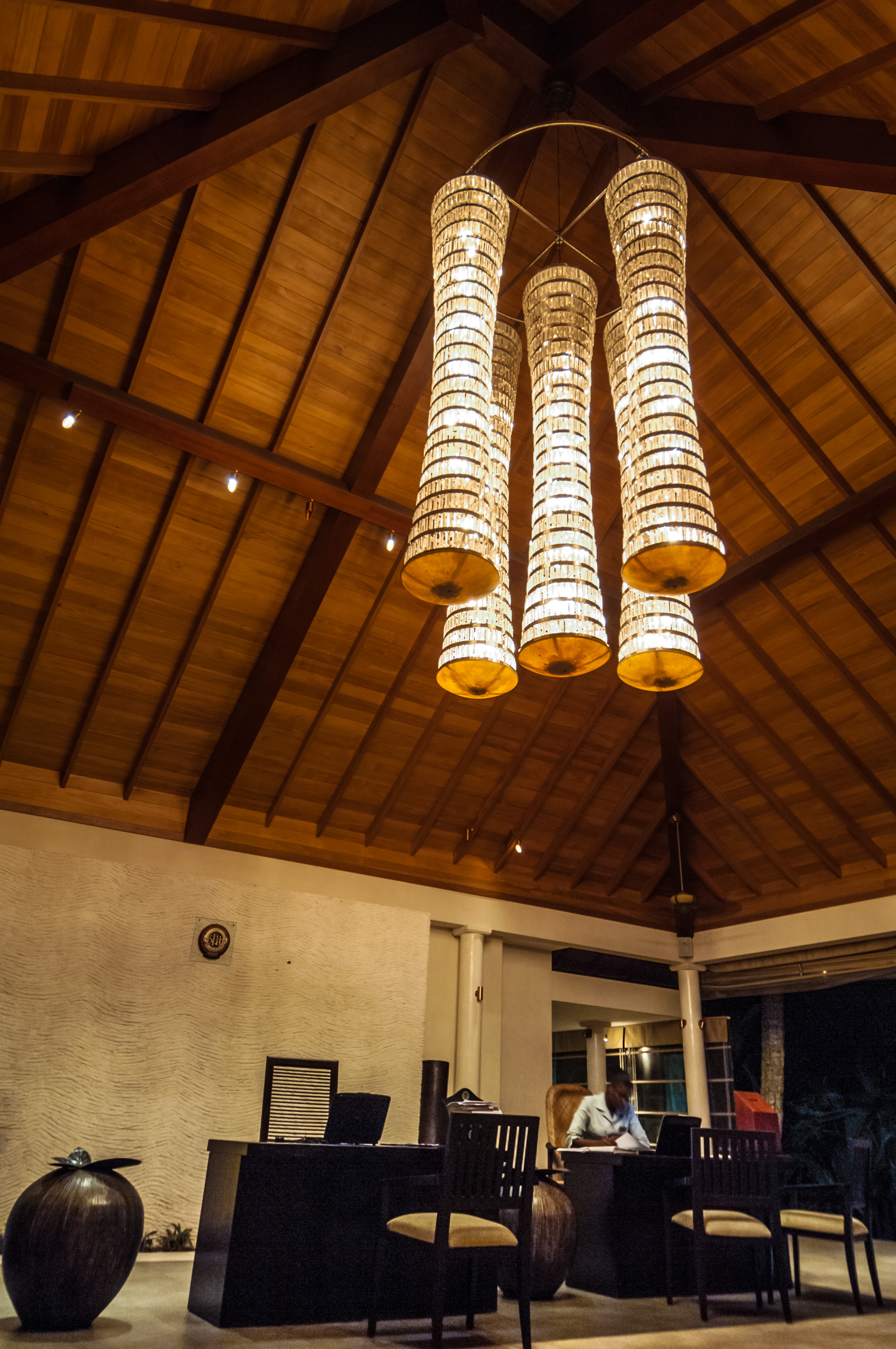 Seychelles, océan Indien, île de Silhouette, Hilton Seychelles Labriz Resort & Spa, réception illuminée par son lustre de nuit, PR-PR non // Seychelles, Indian Ocean, Silhouette Island, Hilton Seychelles Labriz Resort & Spa, night  view of the reception illuminated by its luster, MR-PR no