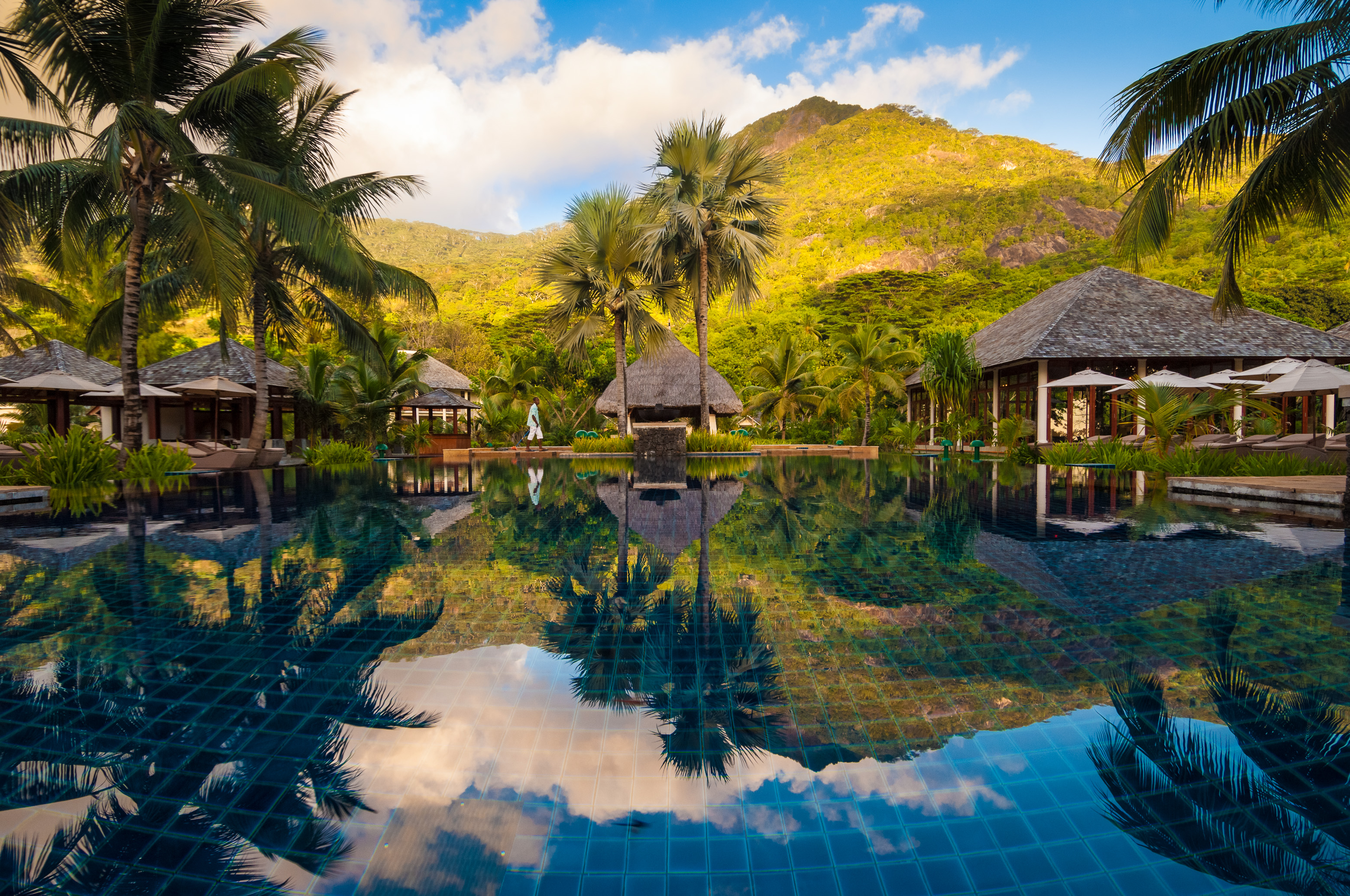 Seychelles, océan Indien, île de Silhouette, Hilton Seychelles Labriz Resort & Spa, le Mont Dauban se reflète dans la piscine, MR-PR non // Seychelles, Indian Ocean, Silhouette Island, Hilton Seychelles Labriz Resort & Spa, Mont Dauban is mirrored in the pool, MR-PR no