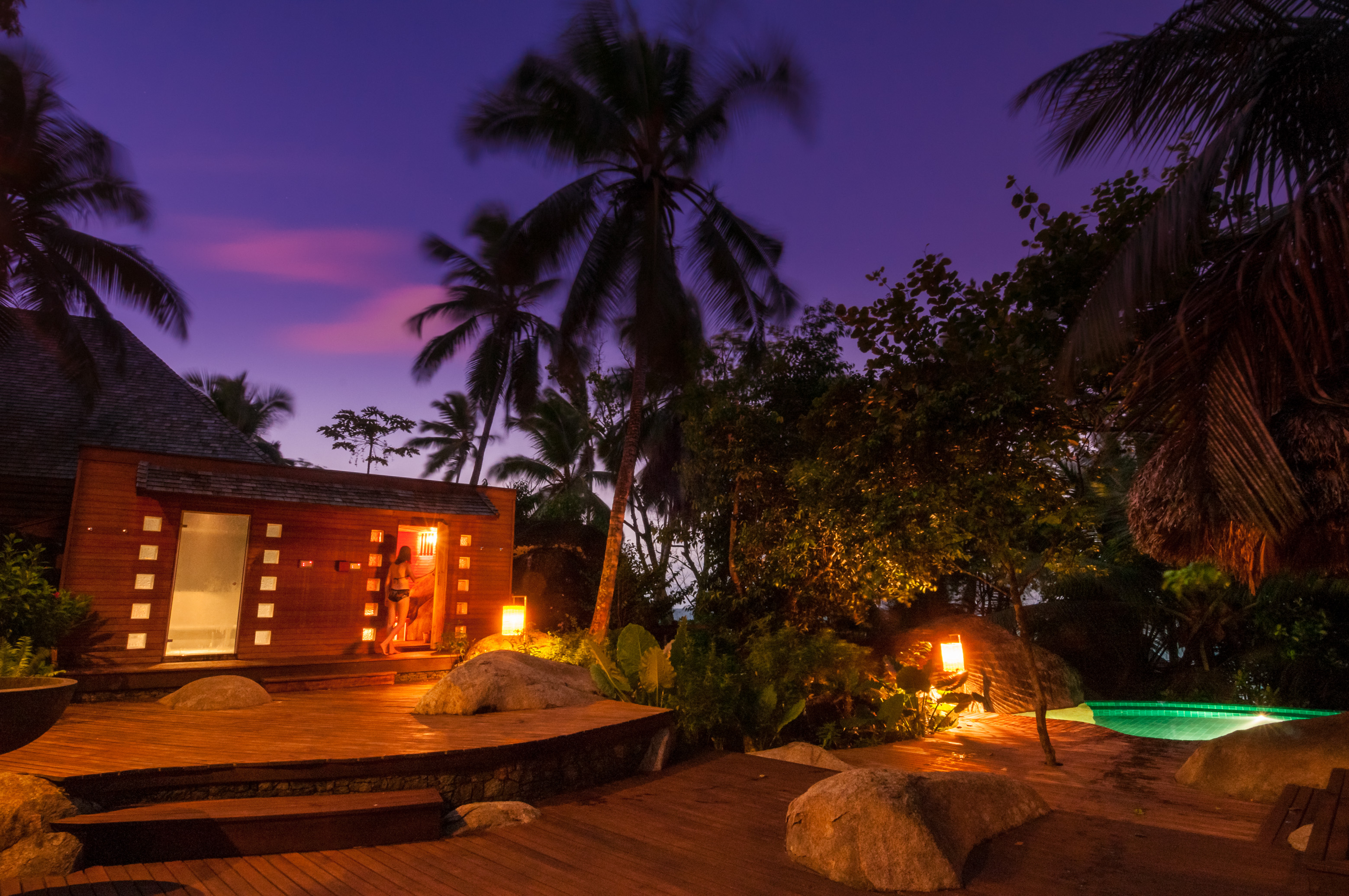 Seychelles, océan Indien, île de Silhouette, Hilton Seychelles Labriz Resort & Spa, vue panoramique du spa en terrasses au coucher du soleil, MR oui PR non // Seychelles, Indian Ocean, Silhouette Island, Hilton Seychelles Labriz Resort & Spa, panoramic view of in terraces spa at sunset, MR yes PR no