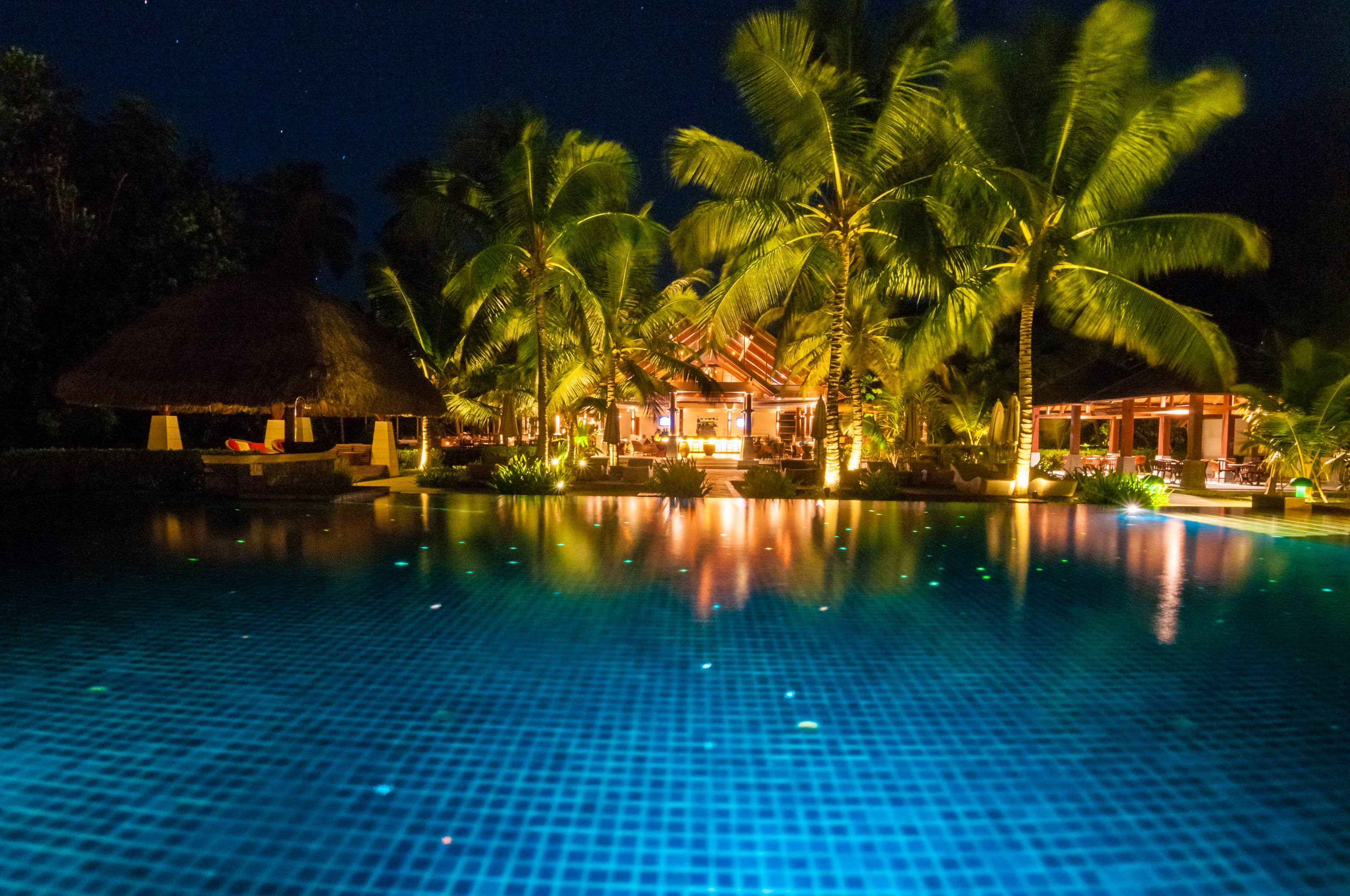 Seychelles, océan Indien, île de Silhouette, Hilton Seychelles Labriz Resort & Spa, vue nocturne sur la piscine illuminée symbolisant un ciel étoilé, PR non // Seychelles, Indian Ocean, Silhouette Island, Hilton Seychelles Labriz Resort & Spa, night view of the illuminated pool symbolizing a starry sky, PR no