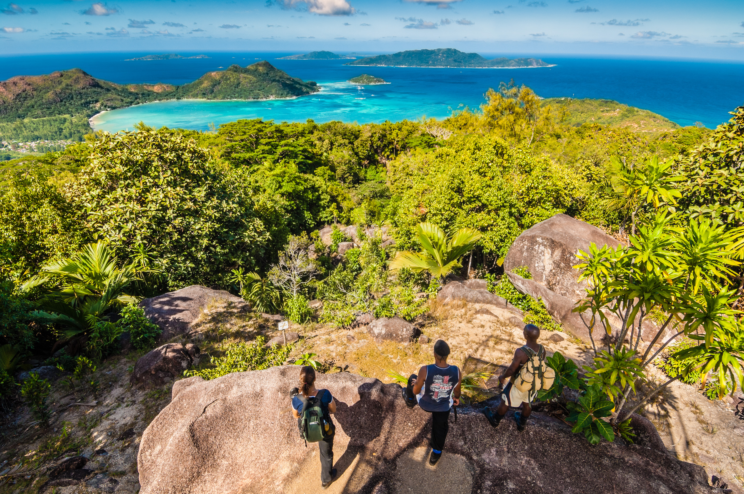 Seychelles, océan Indien, île de Praslin, Parc national de la Vallée de Mai inscrite au patrimoine mondial de l'Humanité par l'Unesco, Glacis Noir, gardes naturalistes admirant la vue sur le parc et l'océan, MR-PR non // Seychelles, Indian Ocean, island of Praslin, Vallée de Mai National Park, Unesco World Heritage area, Glacis Noir, naturalists guards admiring views of the National Park and the ocean, MR-PR no