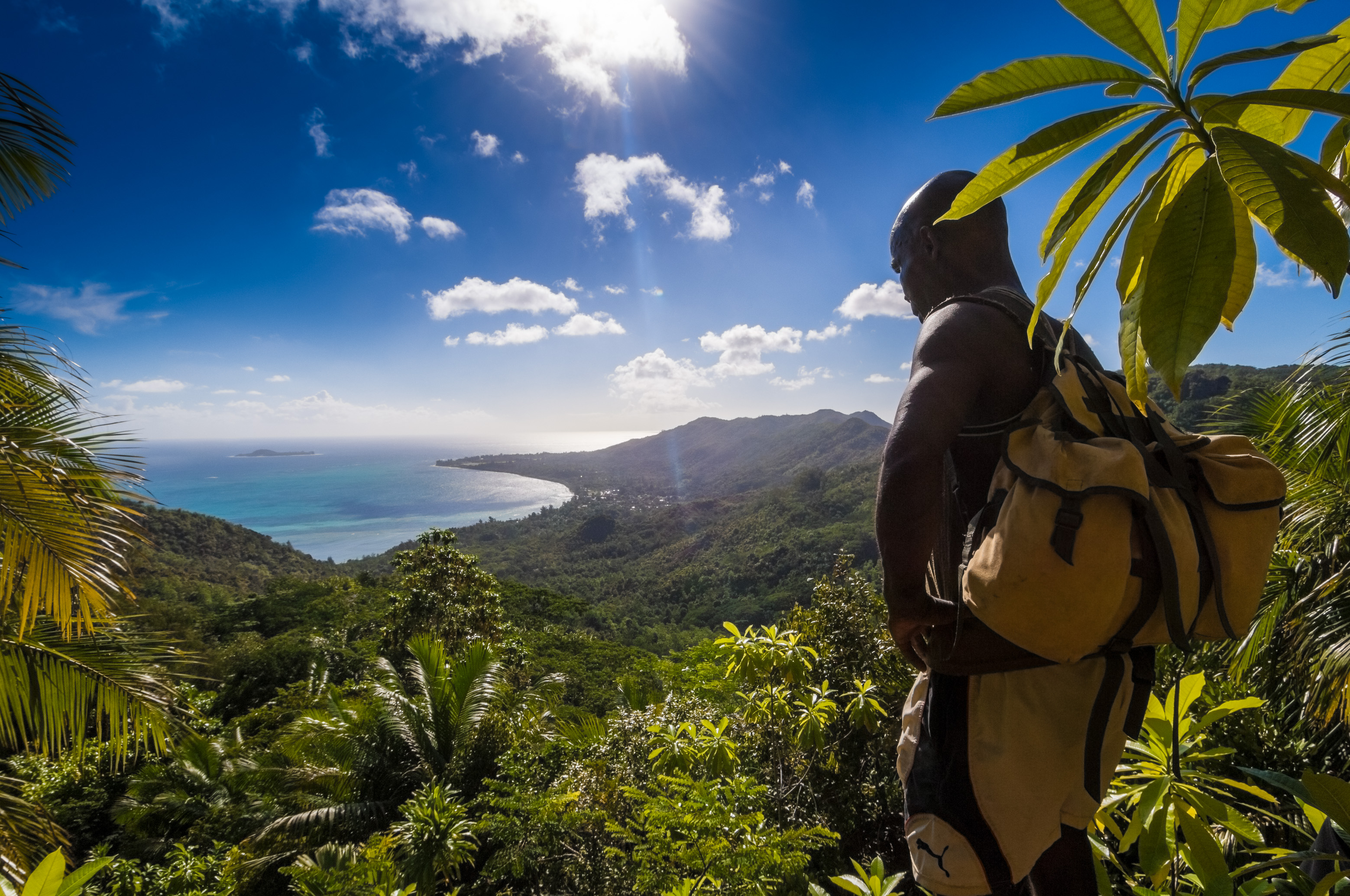 Seychelles, océan Indien, île de Praslin, Parc national de la Vallée de Mai inscrite au patrimoine mondial de l'Humanité par l'Unesco, Glacis Noir, garde naturaliste admirant la vue sur le parc et l'océan, MR-PR non // Seychelles, Indian Ocean, island of Praslin, Vallée de Mai National Park, Unesco World Heritage area, Glacis Noir, naturalist guard admiring views of the National Park and the ocean, MR-PR no