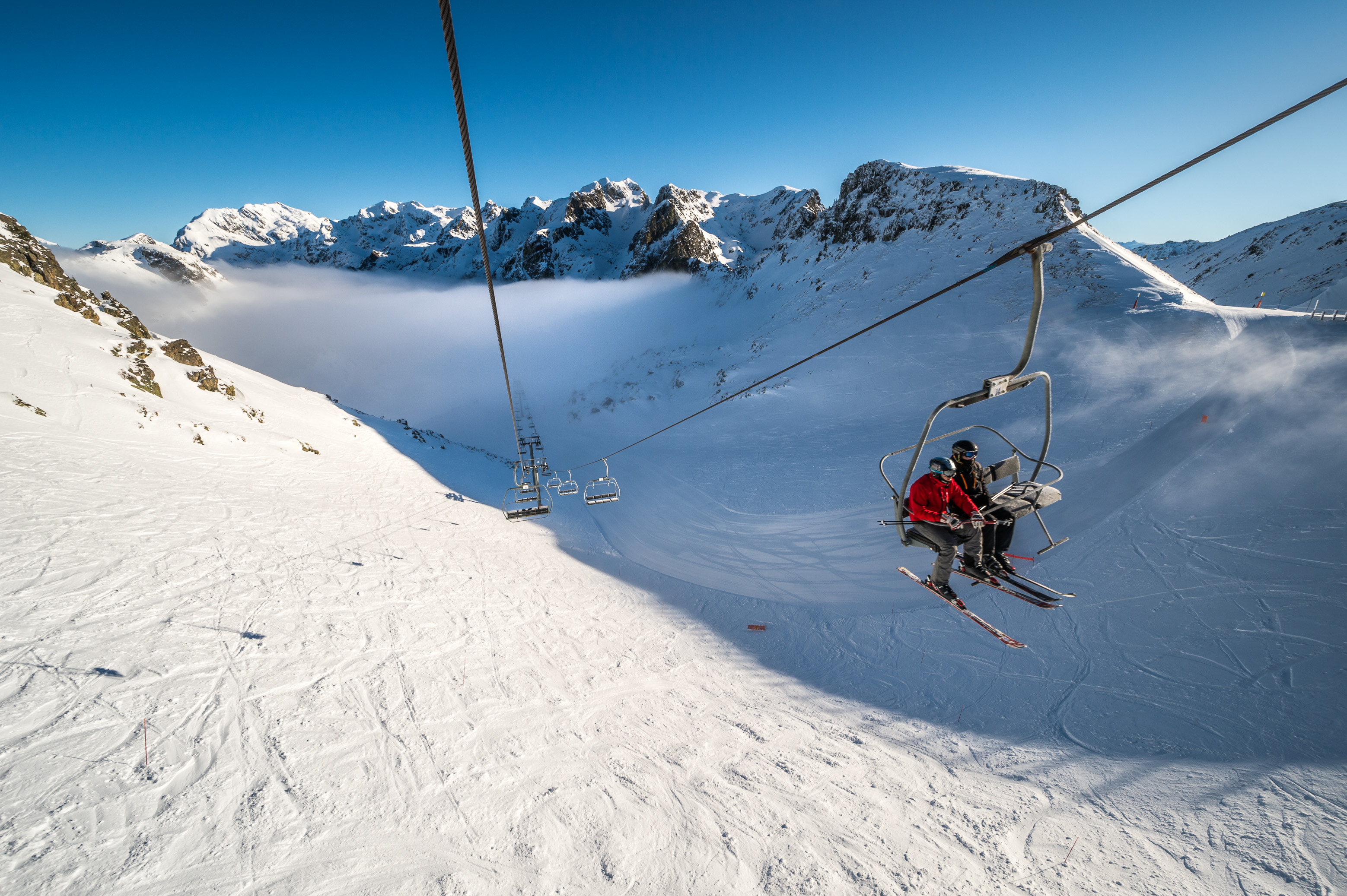 France, Isère (38), Belledonne, Chamrousse, sur le télésiège menant aux lacs Robert, 2250 m d'altitude // France, Isère (38), Belledonne, Chamrousse, on the chairlift to Robert Lakes, 2250 m altitude