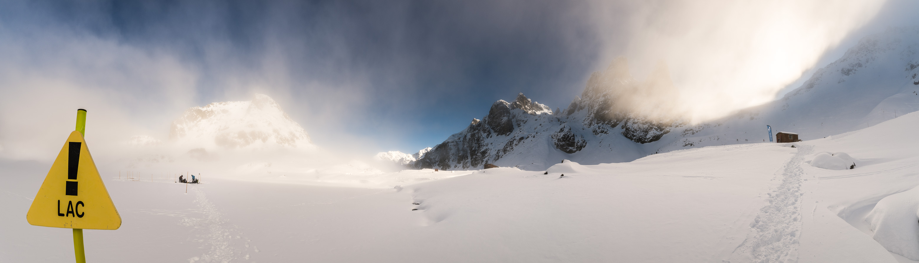 France, Isère (38), Belledonne, Chamrousse, vue panoramique sur les lacs Robert, une équipe de plongeurs s'apprête à plonger sous la glace d'un des lacs Robert, la signalisation est primordiale tant les conditions peuvent être changeantes et difficiles dans cette combe nord qui ne voit pas directement le soleil en hiver - Dive Xtrême // France, Isère (38), Belledonne, Chamrousse, panoramic view of the Robert Lakes, a team of divers is preparing to dive under the ice of one of the Robert lakes, signage is essential as conditions can be changing and difficult in this northern valley that does not directly see the sun in winter - Dive Xtreme