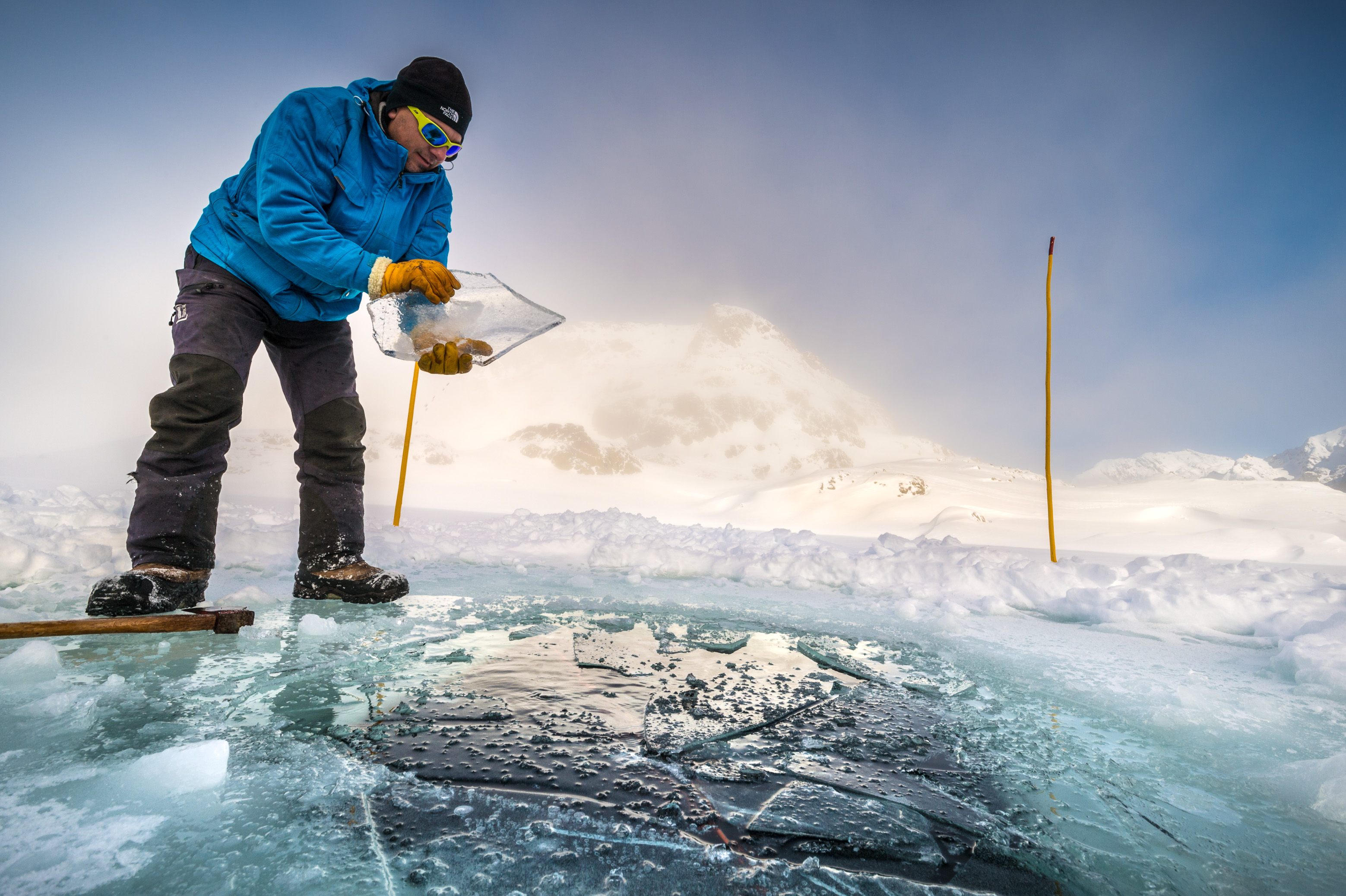 France, Isère (38), Belledonne, Chamrousse, lacs Robert, alors qu'une équipe de plongeurs s'apprête à plonger sous la glace d'un des lacs Robert, le directeur du club Dive Xtrême prépare les puits de lumière en brisant la glace fraîche de la nuit // France, Isère (38), Belledonne, Chamrousse, Robert Lakes, while a team of divers is preparing to dive under the ice, the director of the Dive Xtreme club prepares the skylights by breaking the cool ice of the night