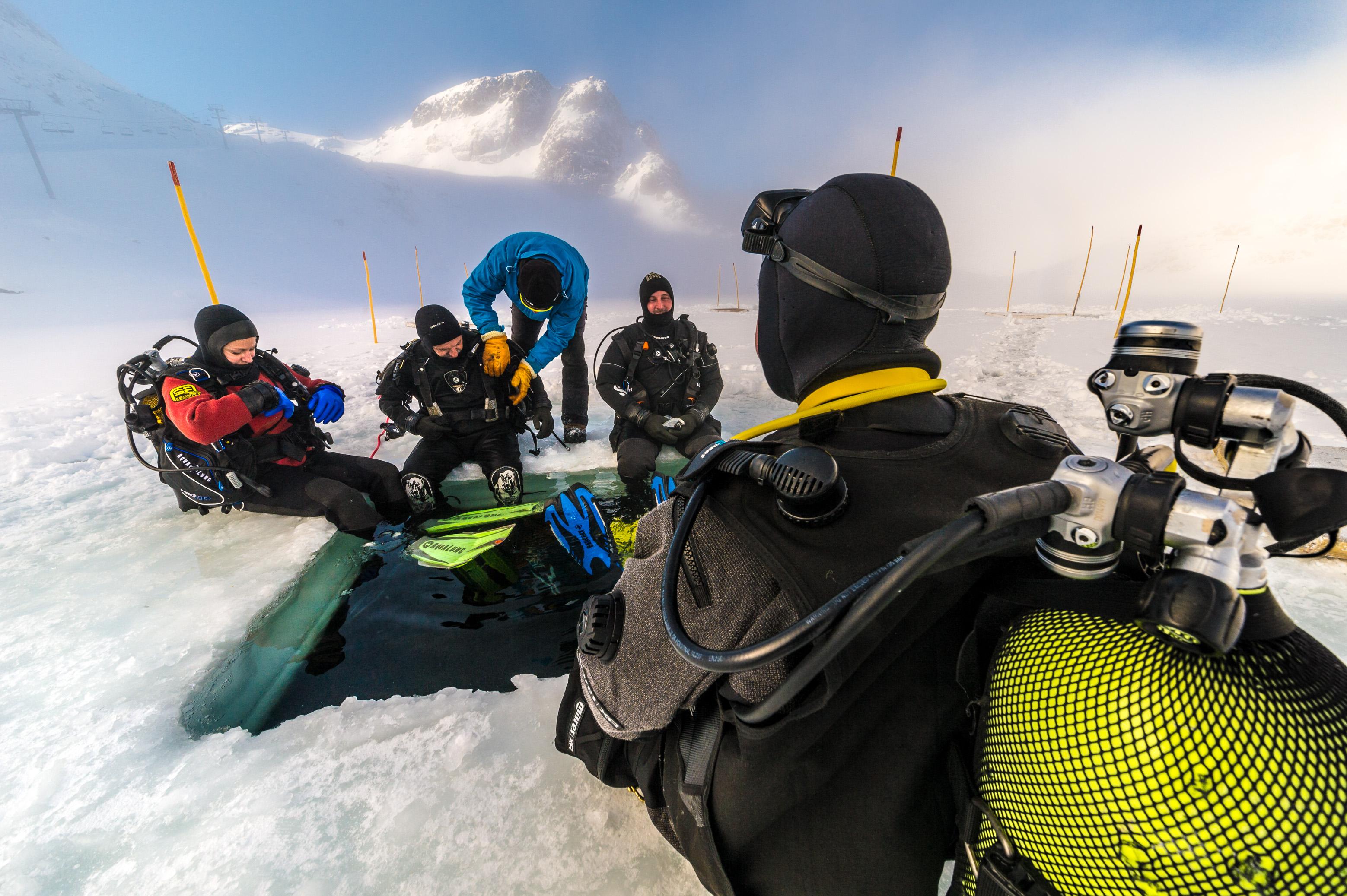 France, Isère (38), Belledonne, Chamrousse, lacs Robert, une équipe de plongeurs s'apprête à plonger sous la glace d'un des lacs Robert - Dive Xtrême // France, Isère (38), Belledonne, Chamrousse, Robert Lakes, a team of divers is about to dive under the ice - Dive Xtreme