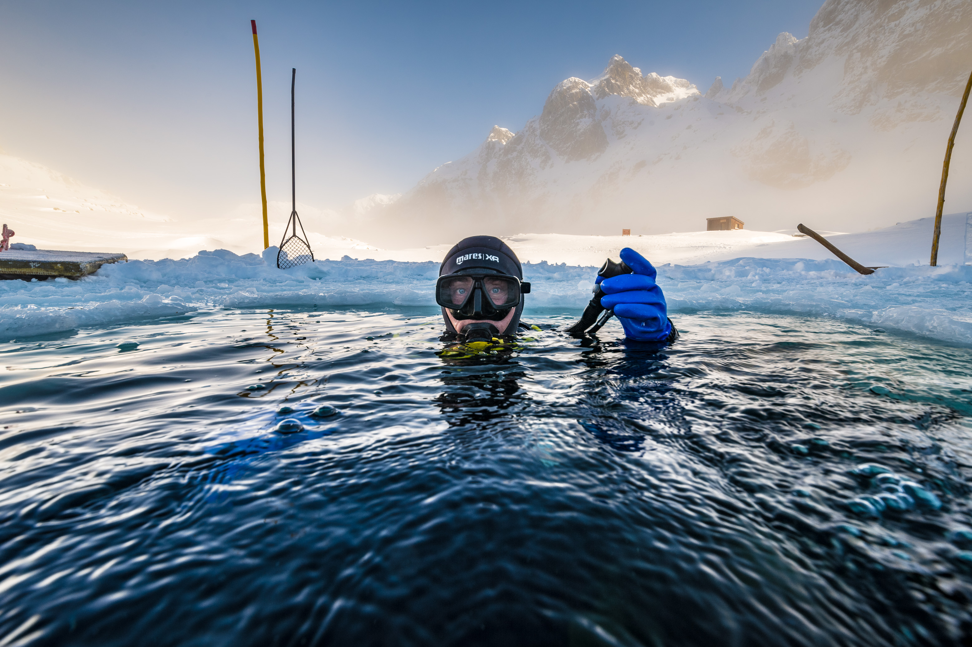 France, Isère (38), Belledonne, Chamrousse, lacs Robert, un plongeur s'apprête à plonger sous la glace d'un des lacs Robert - Dive Xtrême // France, Isère (38), Belledonne, Chamrousse, Robert Lakes, a diver is about to dive under the ice - Dive Xtreme