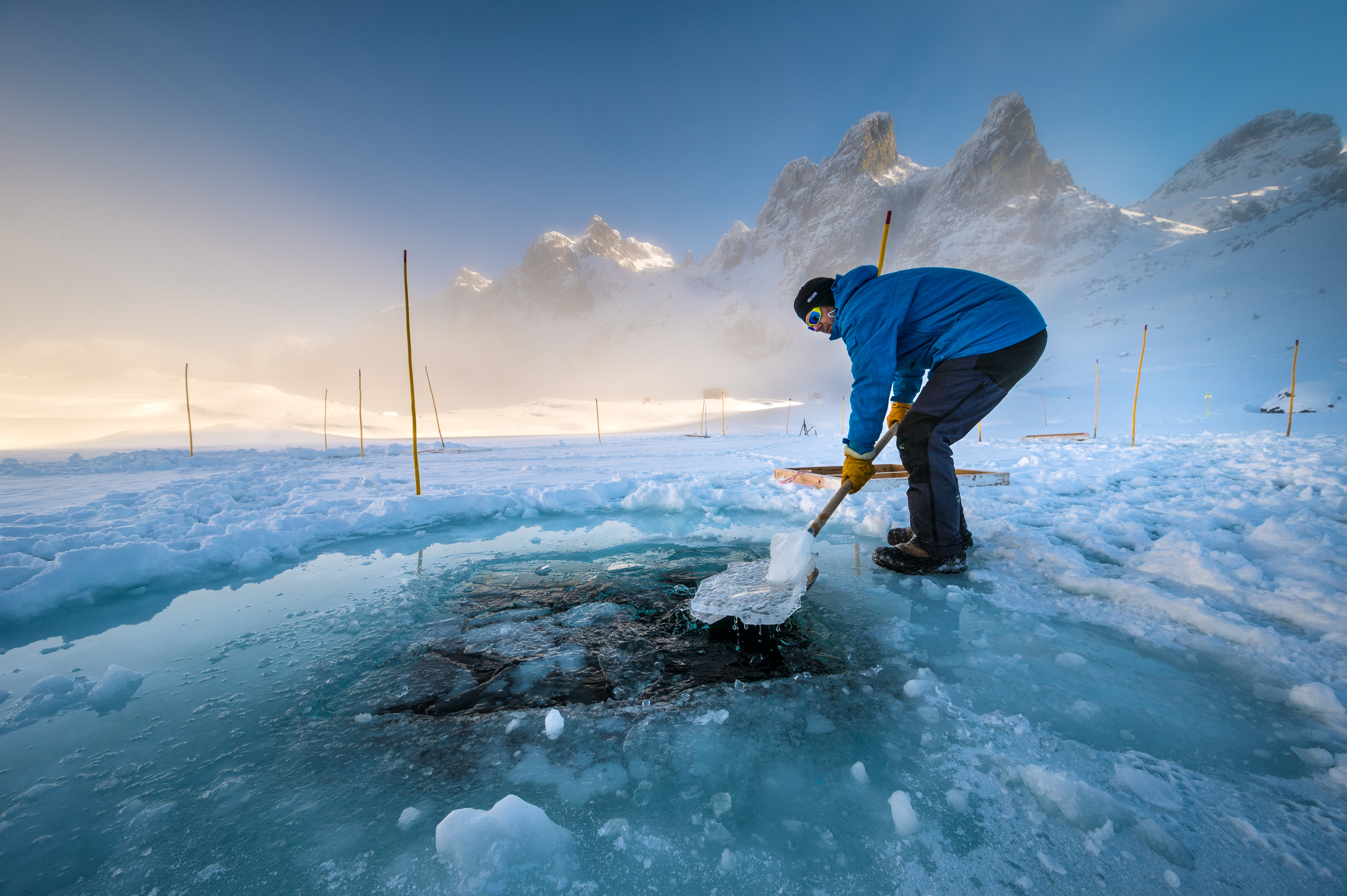 France, Isère (38), Belledonne, Chamrousse, lacs Robert, alors qu'une équipe de plongeurs s'apprête à plonger sous la glace d'un des lacs Robert, le directeur du club Dive Xtrême prépare les puits de lumière en brisant la glace fraîche de la nuit // France, Isère (38), Belledonne, Chamrousse, Robert Lakes, while a team of divers is preparing to dive under the ice, the director of the Dive Xtreme club prepares the skylights by breaking the cool ice of the night