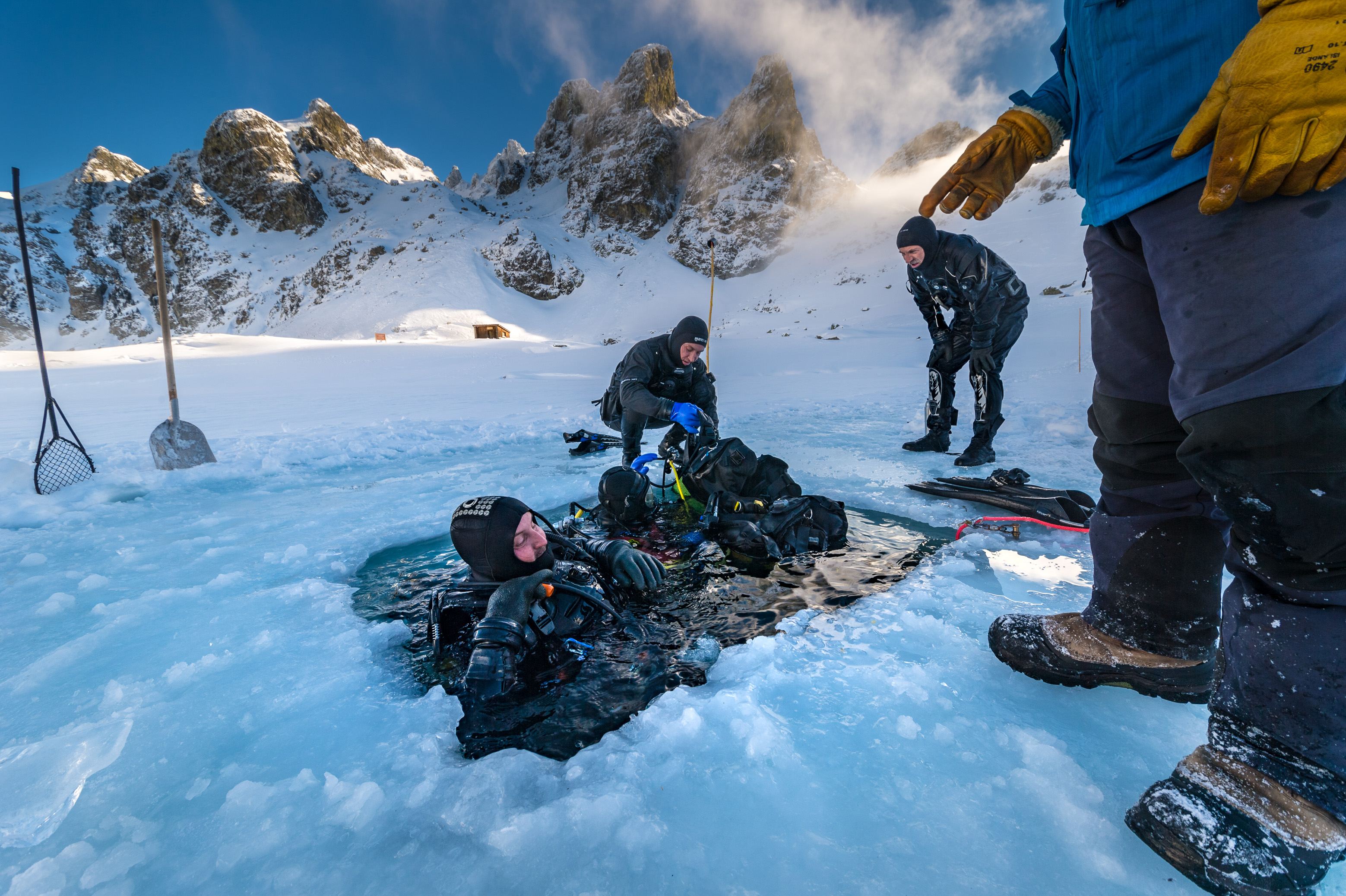 France, Isère (38), Belledonne, Chamrousse, lacs Robert, une équipe de plongeurs remonte de sous la glace d'un des lacs Robert - Dive Xtrême // France, Isère (38), Belledonne, Chamrousse, Robert lakes, a team of divers, goes up from under the ice - Dive Xtreme