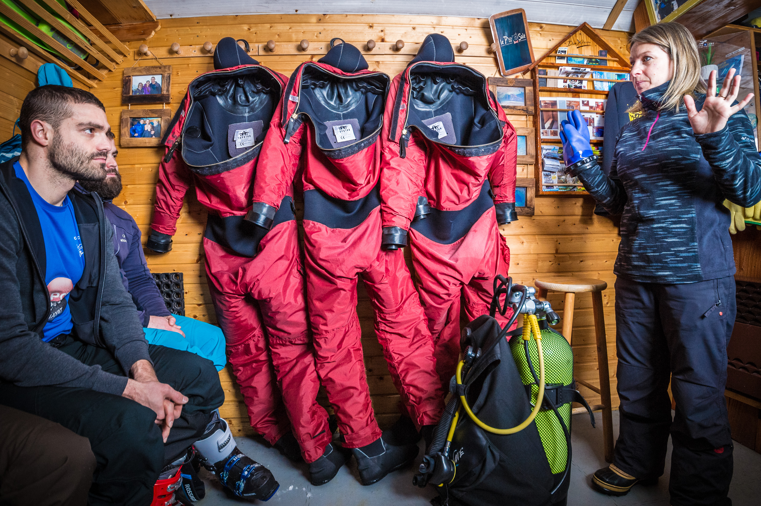France, Isère (38), Belledonne, Chamrousse, lacs Robert, instructions données par une monitrice avant une plongée sous glace - Dive Xtrême // France, Isère (38), Belledonne, Chamrousse, Robert Lakes, instructions given by a instructor before an ice diving - Dive Xtreme