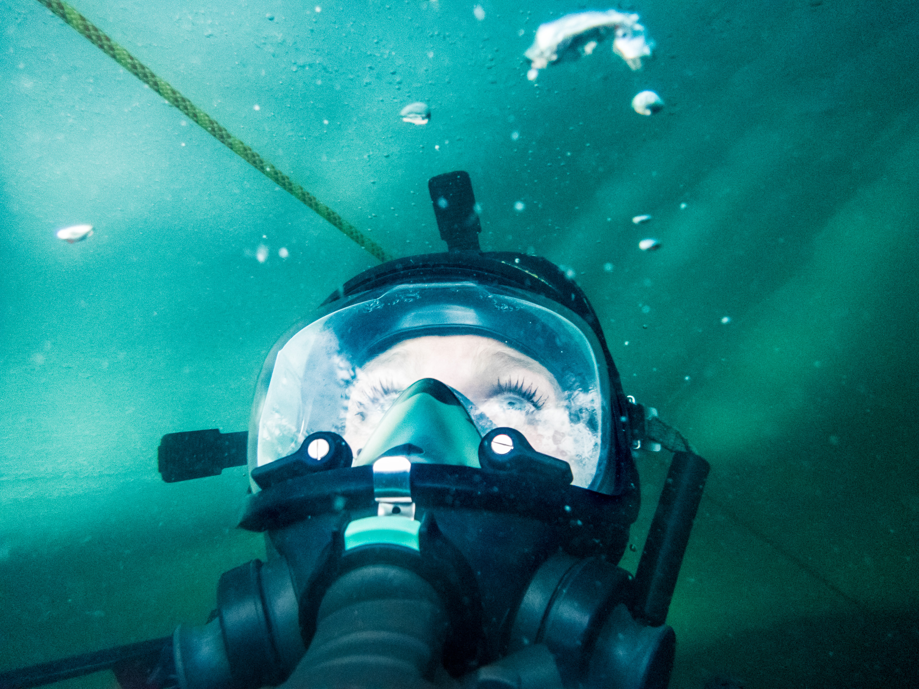France, Isère (38), Belledonne, Chamrousse, lacs Robert, portrait d'une plongeuse sous 2 m de glace, suivant la ligne de vie - Dive Xtrême // France, Isère (38), Belledonne, Chamrousse, Robert lakes, portrait of a diver under 2 m of ice, following the line of life - Dive Xtreme