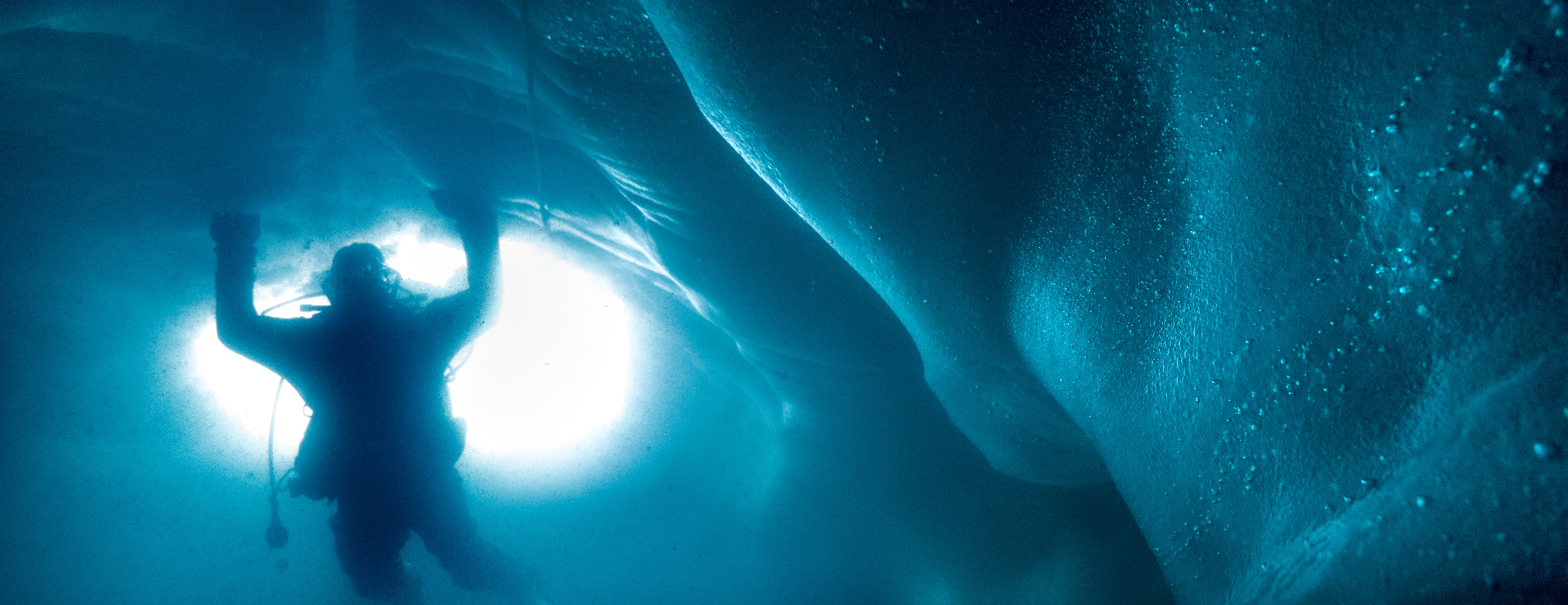 France, Isère (38), Belledonne, Chamrousse, lacs Robert, une plongeuse s'approche d'un puits de lumière creusé dans les 2 m de glace qui la séparent de la surface - Dive Xtrême // France, Isère (38), Belledonne, Chamrousse, Robert lakes, a diver approaches a skylight dug in the 2 m of ice that separates it from the surface - Dive Xtreme //