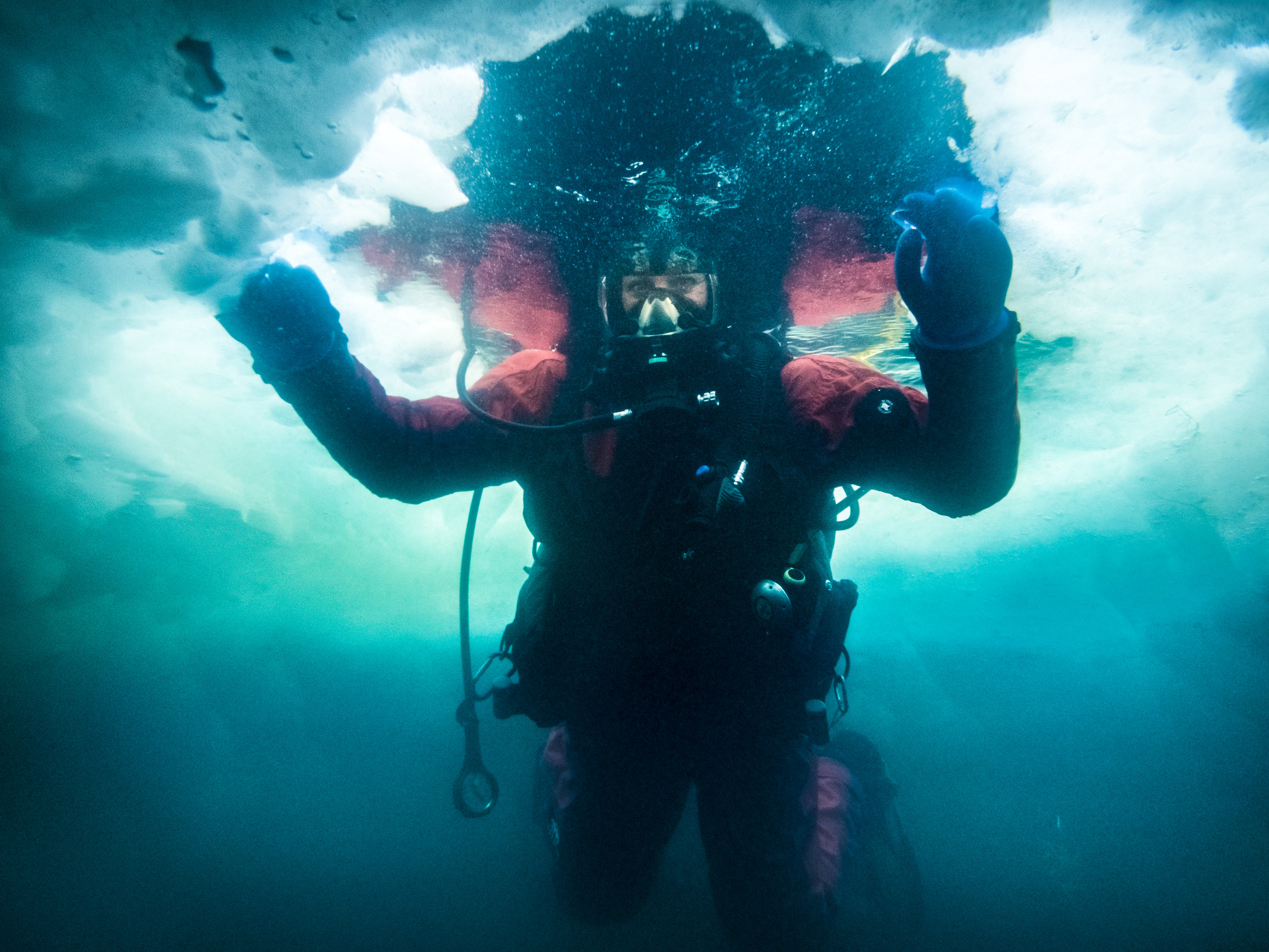 France, Isère (38), Belledonne, Chamrousse, lacs Robert, une plongeuse en surface au milieu d'un puits de lumière creusé dans 2 m de glace - Dive Xtrême // France, Isère (38), Belledonne, Chamrousse, Robert lakes, a diver on the surface in the middle of a skylight dug in 2 m of ice - Dive Xtreme