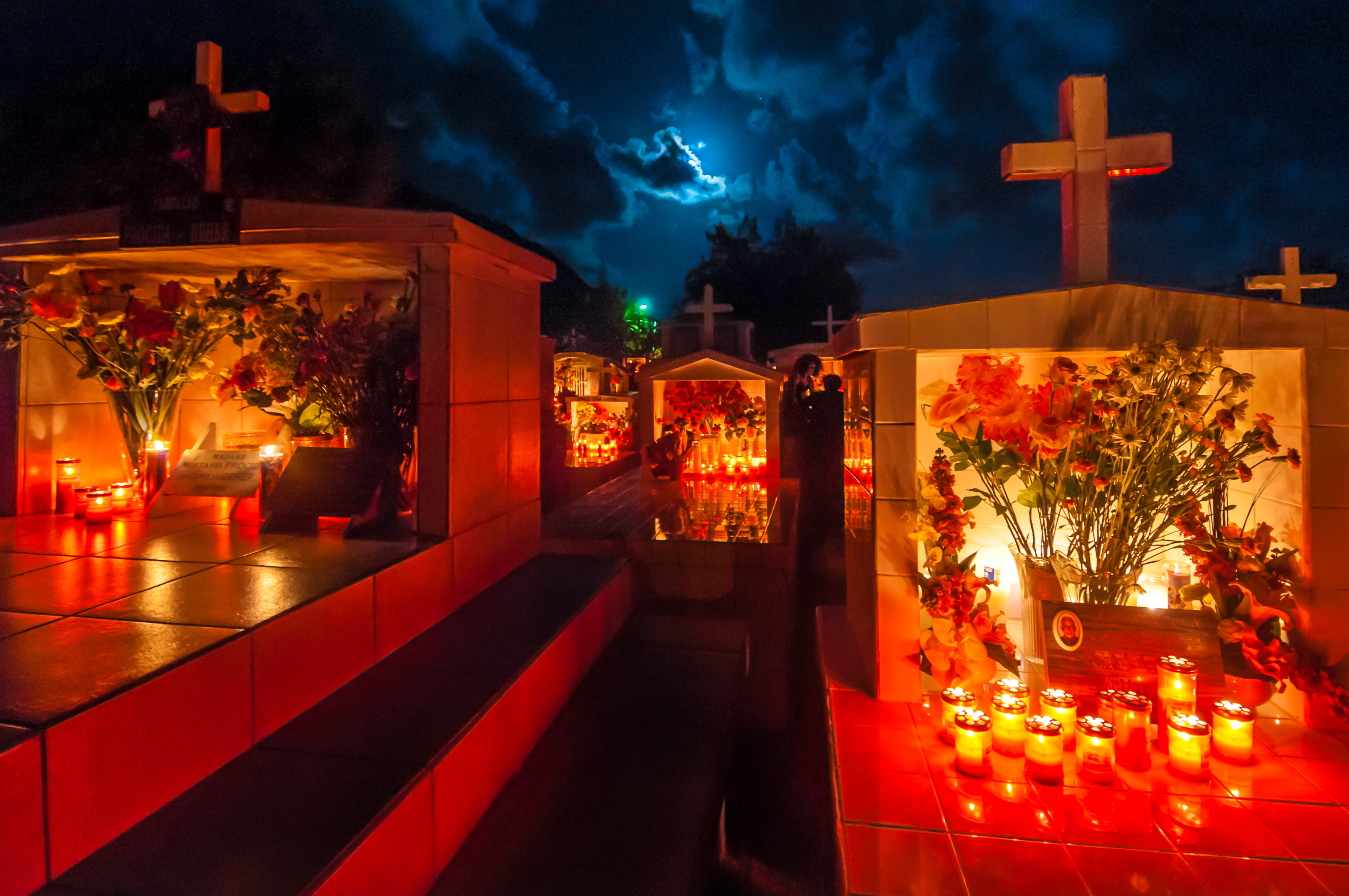 France, Petites Antilles, Guadeloupe, les Saintes, un couple discute entre les tombes du cimetière de Terre-de-Haut, la nuit de la Toussaint, MR-PR non // France, French West Indies, Guadeloupe, Les Saintes, a couple talks between the graves of the cemetery of Terre-de-Haut, the night of All Saints Day, MR-PR no