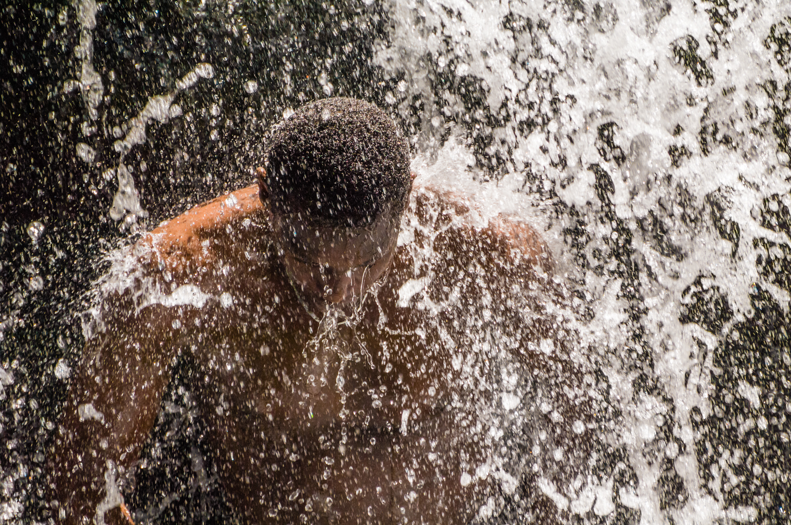 France, Guadeloupe, Basse-Terre, Petit-Bourg, baignade sous la cascade du parc floral et animalier de Valombreuse // France, Guadeloupe, Basse-Terre, Petit-Bourg, bathing under the cascade of the floral and animal park of Valombreuse