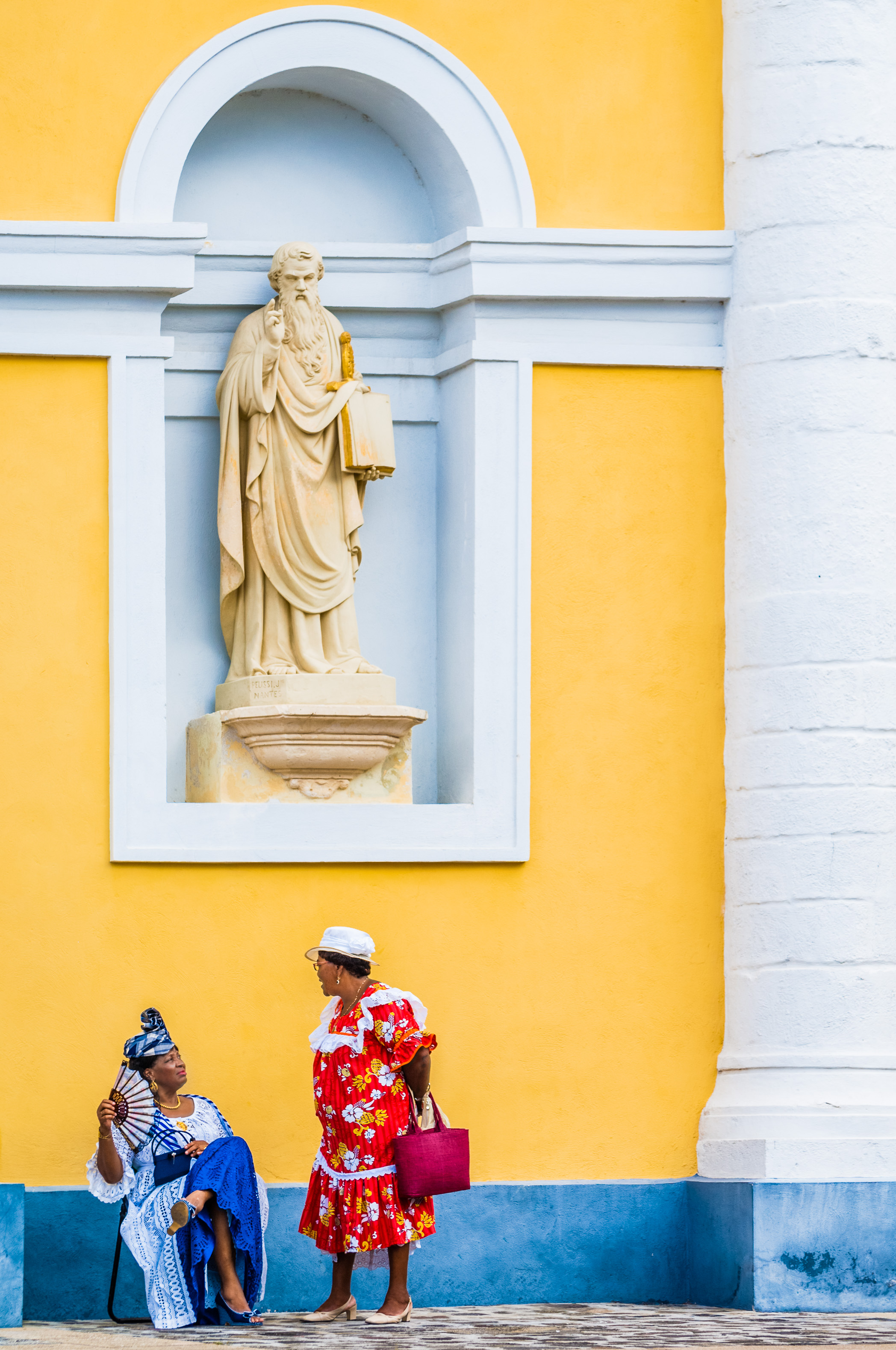 France, Petites Antilles, Guadeloupe, Grande-Terre, Pointe-à-Pitre, deux femmes créoles discutent devant la cathédrale Saint-Pierre et Saint-Paul de Pointe-à-Pitre, lors de la fête de l'association des femmes de marins-pêcheurs de Guadeloupe // France, French West Indies, Guadeloupe, Grande-Terre, Pointe-à-Pitre, two creole women talking in front of the Saint-Pierre and Saint-Paul's cathedral of Pointe-à-Pitre during the women of sailors day