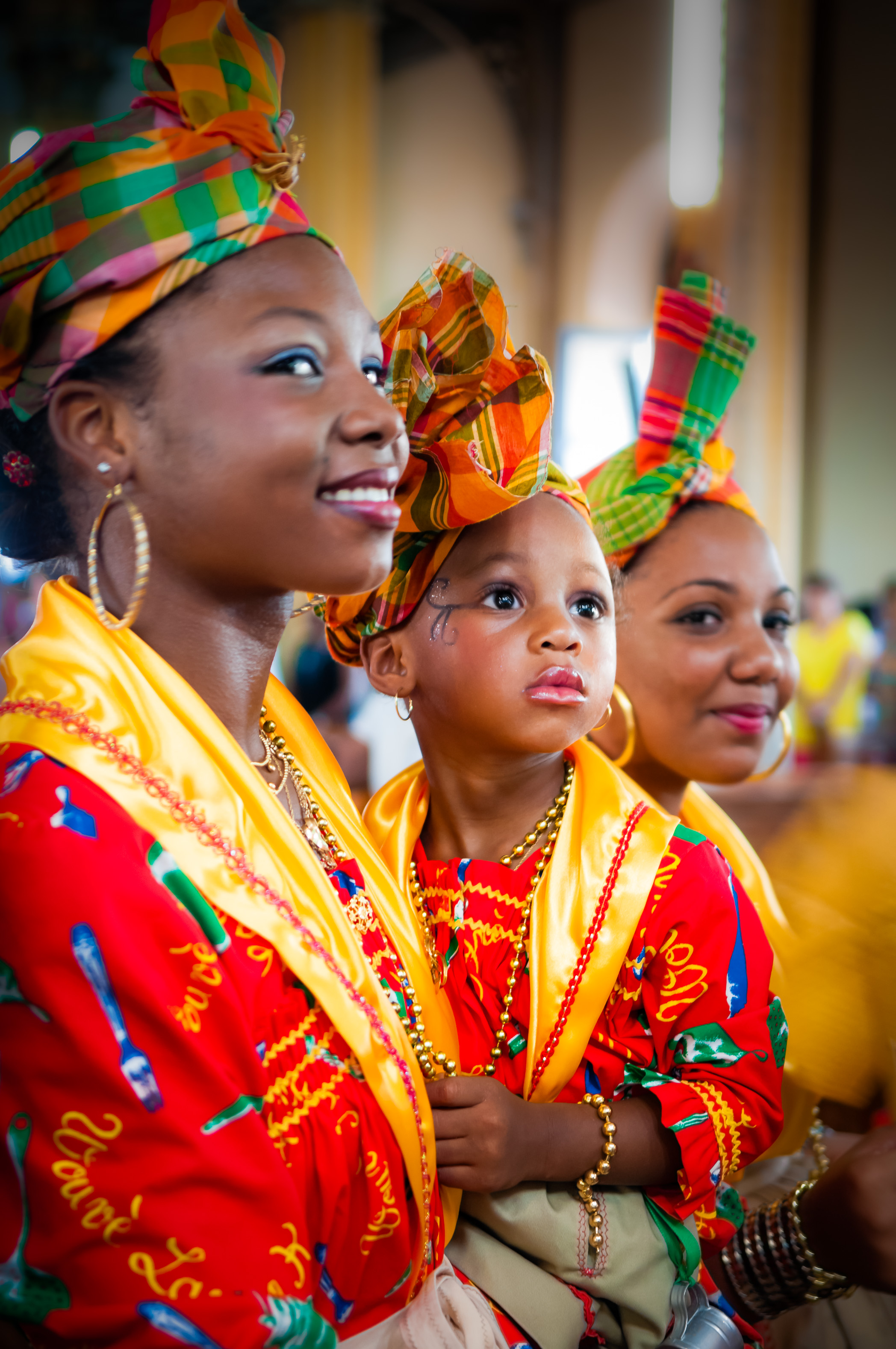 France, Caraïbes, Petites Antilles, Guadeloupe, Grande-Terre, Pointe-à-Pitre, Portrait de 3 jeunes filles créoles en habits traditionnels lors de la Fête des Cuisinières à la cathédrale Saint-Pierre et Saint-Paul // France, Caribbean, Lesser Antilles, Guadeloupe, Grande-Terre, Pointe-à-Pitre, Portrait of 3 Creole girls dressed in traditional clothes at St-Pierre and Saint-Paul Cathedral Festival