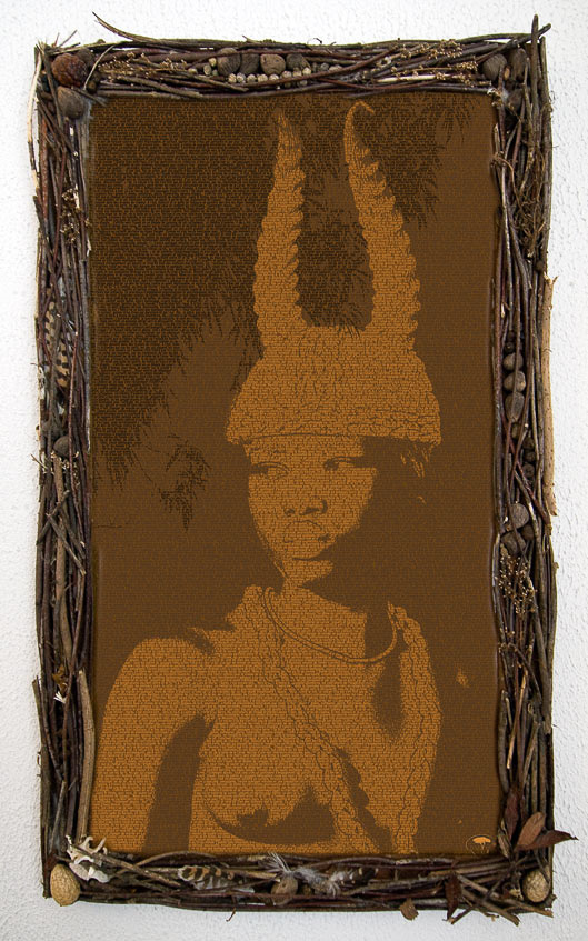 Montage typographique sous Photoshop et encadrement sur mesure à base de brindilles, graines de cocotier, de rafia, plumes de rapaces...